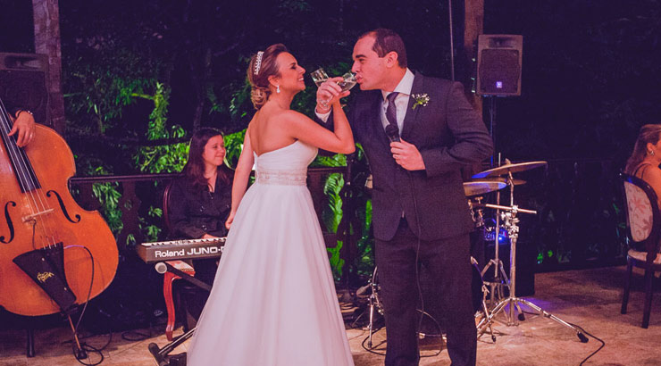 Cerimônia de casamento na casa da fazenda Morumbi. Esta foi a noite de Gabriela e Roger. Parabéns aos noivos. 