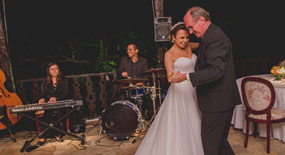 Casamento realizado na Casa da Fazenda Morumbi. Os noivos Gabriela e Roger se deliciaram ao som so Brasil jazz trio.