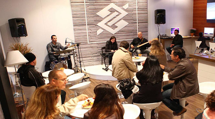 Em Campos de Jordão, o lounge do Banco do Brasil teve como atração a banda Brasil jazz trio em uma noite especial para clientes vips.