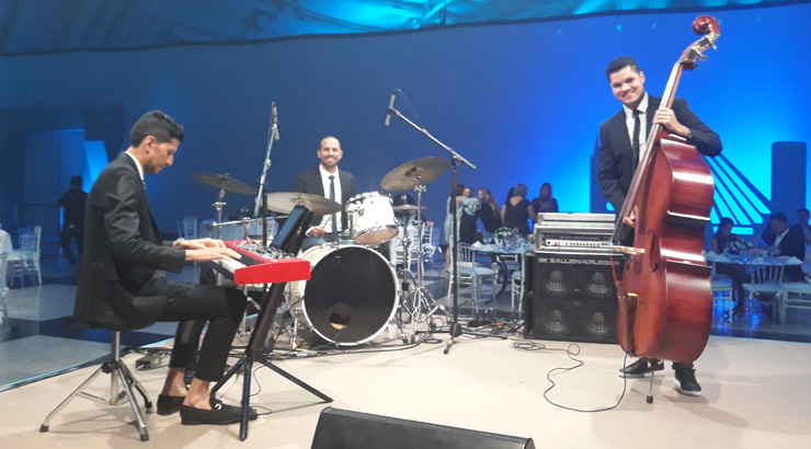 Em Campos de Jordão, o lounge do Banco do Brasil teve como atração a banda Brasil jazz trio em uma noite especial para clientes vips.